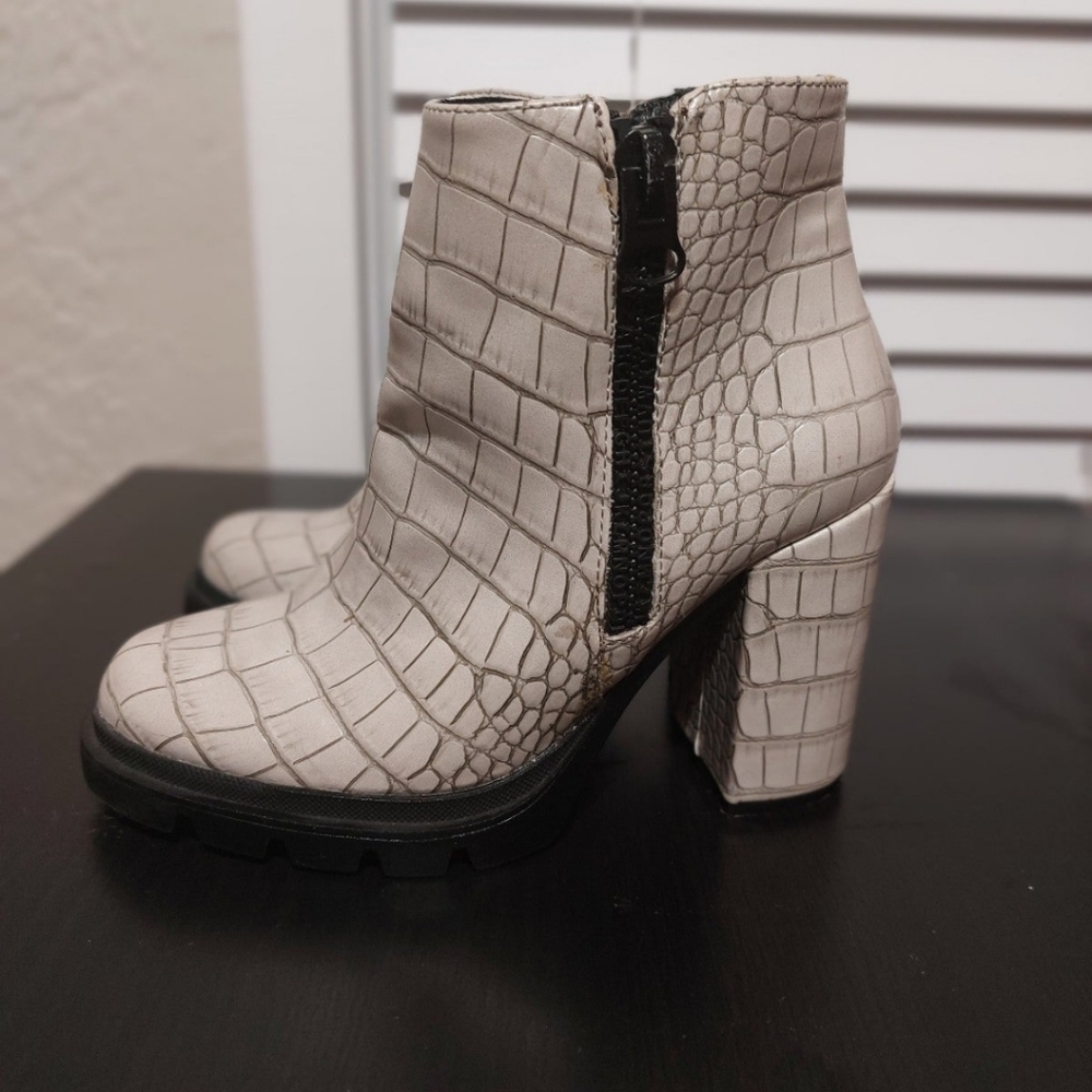 Shushop Yetzali ankle boots.  Cream size 9